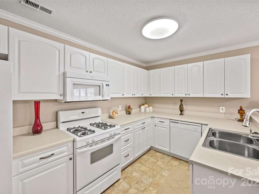 102 Sleaford Court, Dallas, NC 28034.  MLS# CAR4184527, YatesRealty ID 5726. 