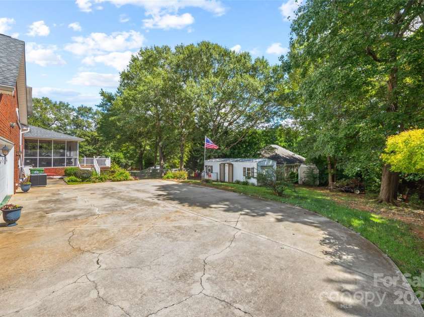 102 Sleaford Court, Dallas, NC 28034.  MLS# CAR4184527, YatesRealty ID 5726. 