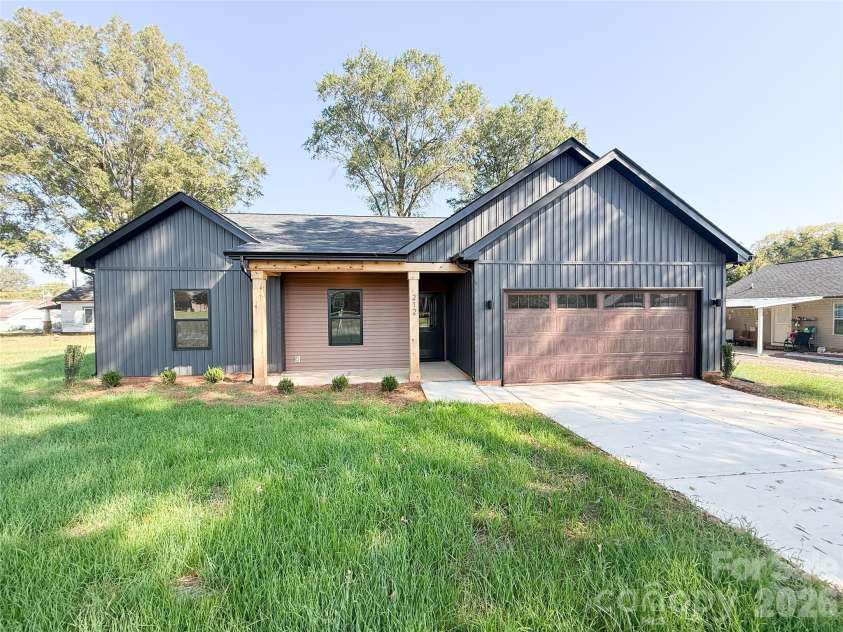 212 Bethpage Road, Kannapolis, NC 28081.  MLS# CAR4434080, YatesRealty ID 57262. 