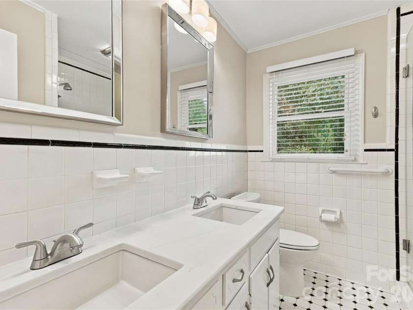 122 Keowee Circle, Indian Trail, NC 28079.  MLS# CAR4434216, YatesRealty ID 57266. Hall Bath with dual vanities