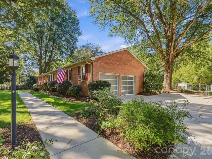 122 Keowee Circle, Indian Trail, NC 28079.  MLS# CAR4434216, YatesRealty ID 57266. Side-entry garage with upgraded doors!