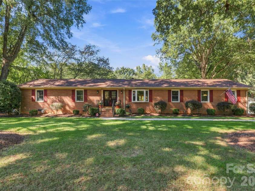 122 Keowee Circle, Indian Trail, NC 28079.  MLS# CAR4434216, YatesRealty ID 57266. Welcome home!