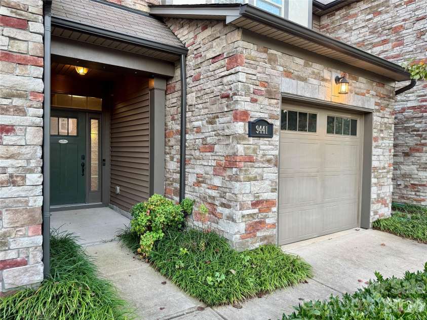 9441 Glenburn Lane, Charlotte, NC 28278.  MLS# CAR4434097, YatesRealty ID 57270. 