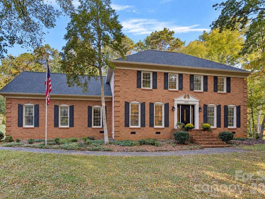 2716 Oldenway Drive, Charlotte, NC 28269.  MLS# CAR4433195, YatesRealty ID 57275. 