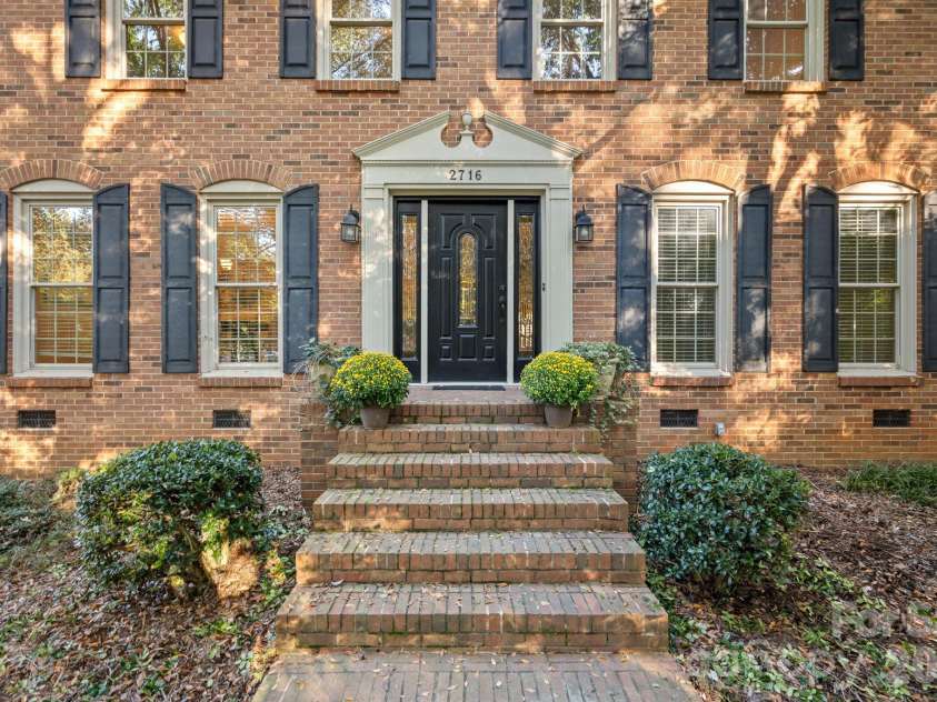 2716 Oldenway Drive, Charlotte, NC 28269.  MLS# CAR4433195, YatesRealty ID 57275. 