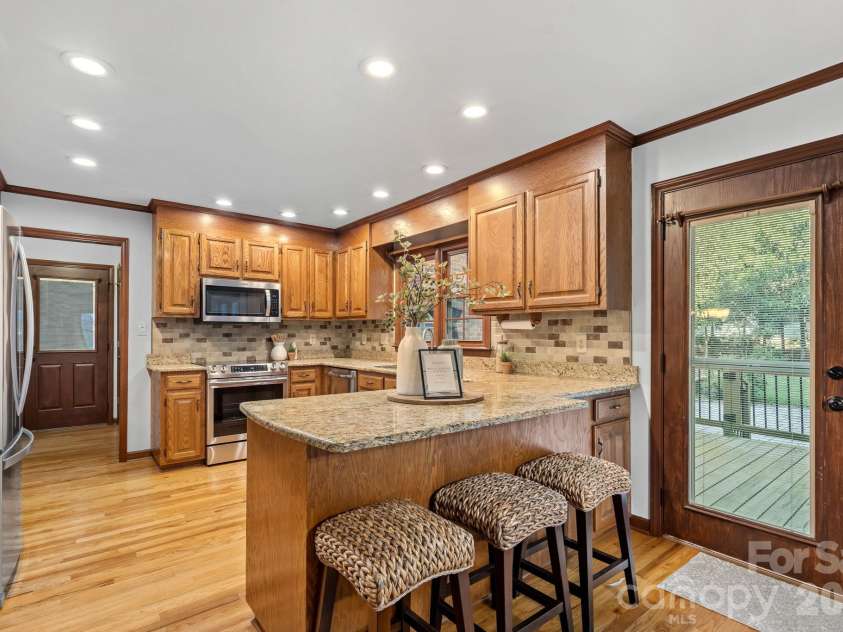 2716 Oldenway Drive, Charlotte, NC 28269.  MLS# CAR4433195, YatesRealty ID 57275. 