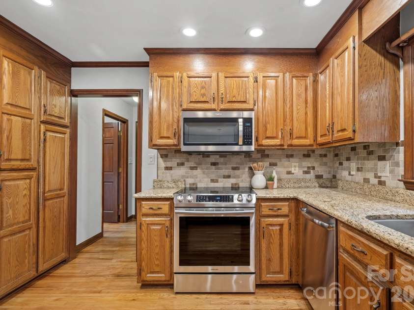 2716 Oldenway Drive, Charlotte, NC 28269.  MLS# CAR4433195, YatesRealty ID 57275. 