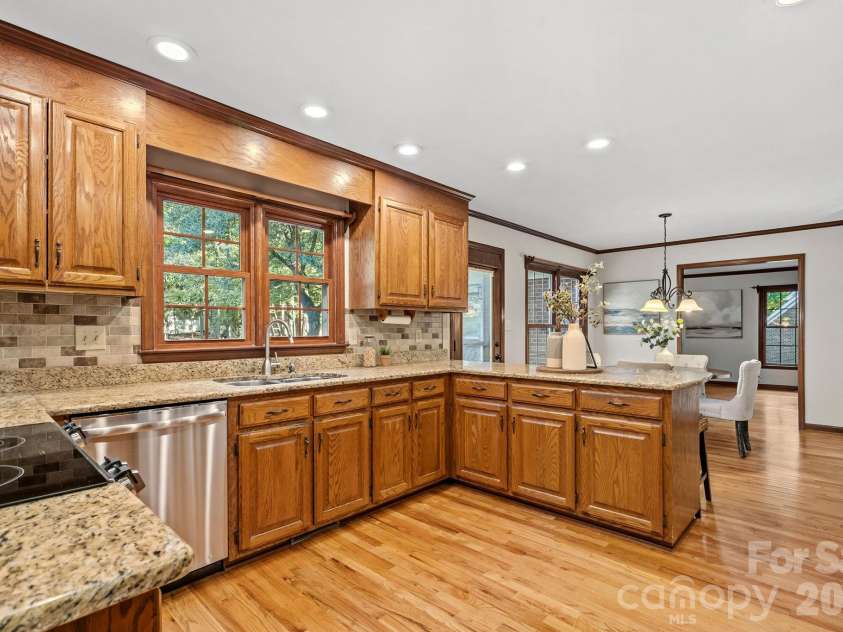 2716 Oldenway Drive, Charlotte, NC 28269.  MLS# CAR4433195, YatesRealty ID 57275. 