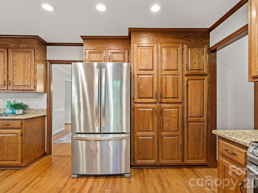 2716 Oldenway Drive, Charlotte, NC 28269.  MLS# CAR4433195, YatesRealty ID 57275. 