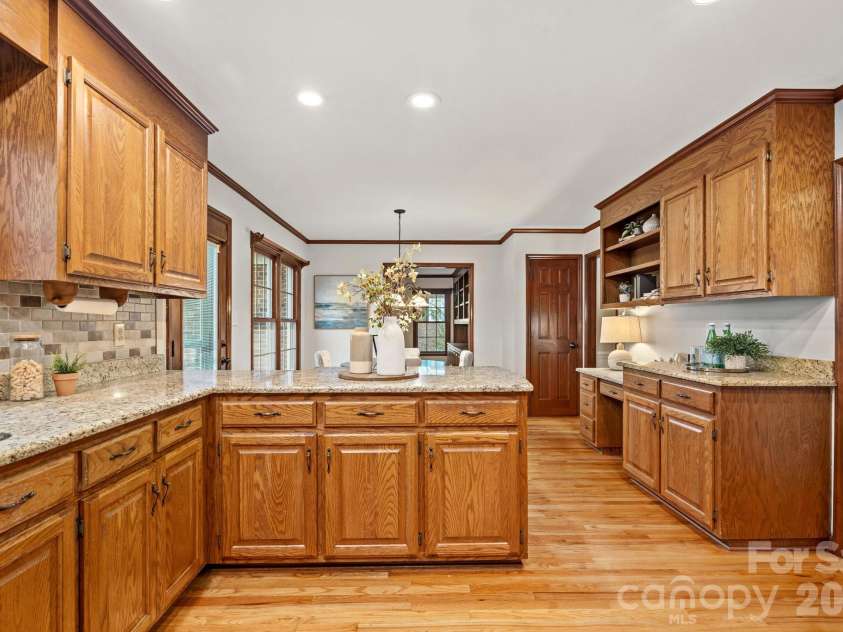 2716 Oldenway Drive, Charlotte, NC 28269.  MLS# CAR4433195, YatesRealty ID 57275. 