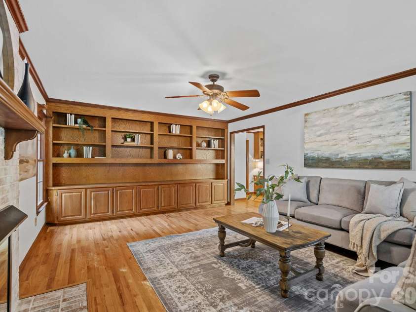 2716 Oldenway Drive, Charlotte, NC 28269.  MLS# CAR4433195, YatesRealty ID 57275. 