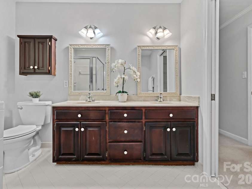 2716 Oldenway Drive, Charlotte, NC 28269.  MLS# CAR4433195, YatesRealty ID 57275. 