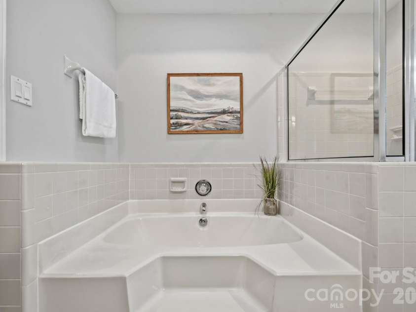 2716 Oldenway Drive, Charlotte, NC 28269.  MLS# CAR4433195, YatesRealty ID 57275. 