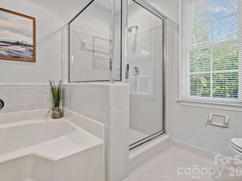 2716 Oldenway Drive, Charlotte, NC 28269.  MLS# CAR4433195, YatesRealty ID 57275. 