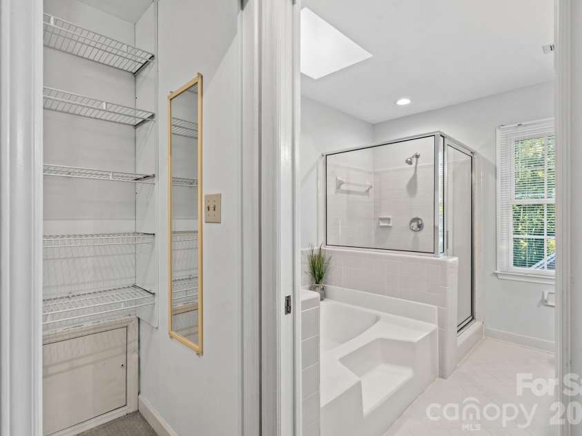 2716 Oldenway Drive, Charlotte, NC 28269.  MLS# CAR4433195, YatesRealty ID 57275. 