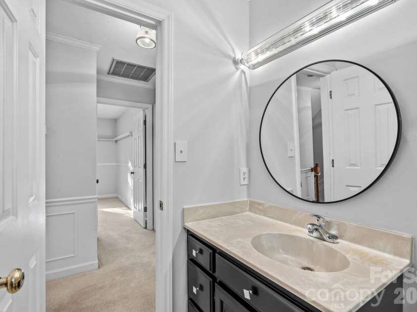 2716 Oldenway Drive, Charlotte, NC 28269.  MLS# CAR4433195, YatesRealty ID 57275. 
