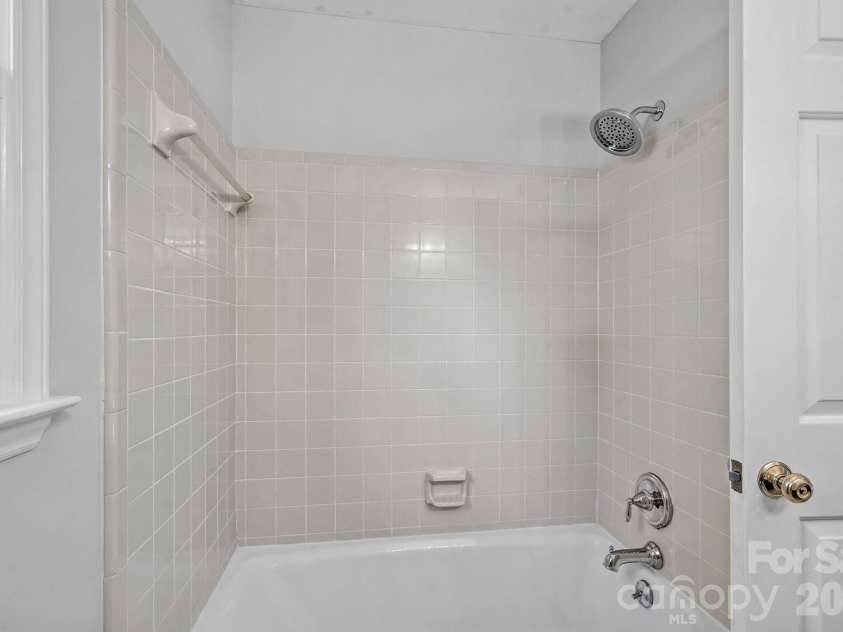 2716 Oldenway Drive, Charlotte, NC 28269.  MLS# CAR4433195, YatesRealty ID 57275. 