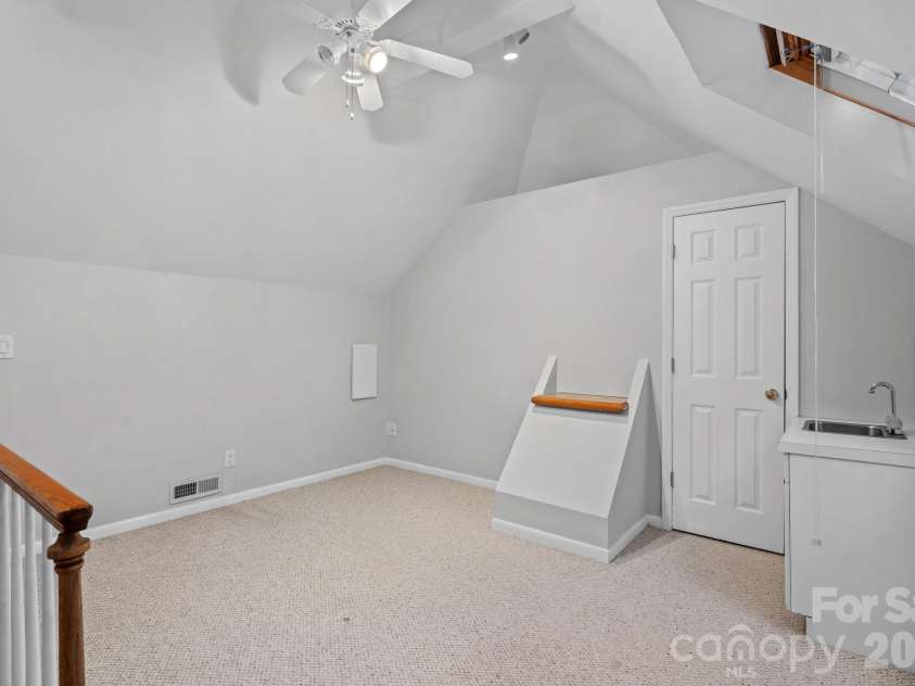 2716 Oldenway Drive, Charlotte, NC 28269.  MLS# CAR4433195, YatesRealty ID 57275. 