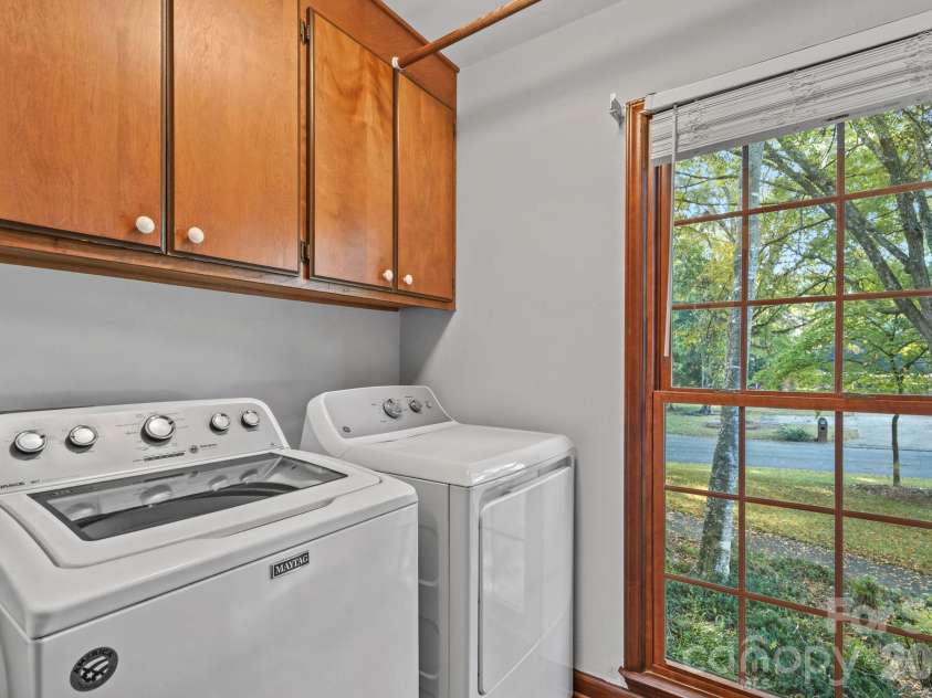 2716 Oldenway Drive, Charlotte, NC 28269.  MLS# CAR4433195, YatesRealty ID 57275. 