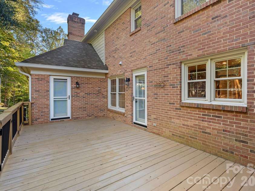 2716 Oldenway Drive, Charlotte, NC 28269.  MLS# CAR4433195, YatesRealty ID 57275. 