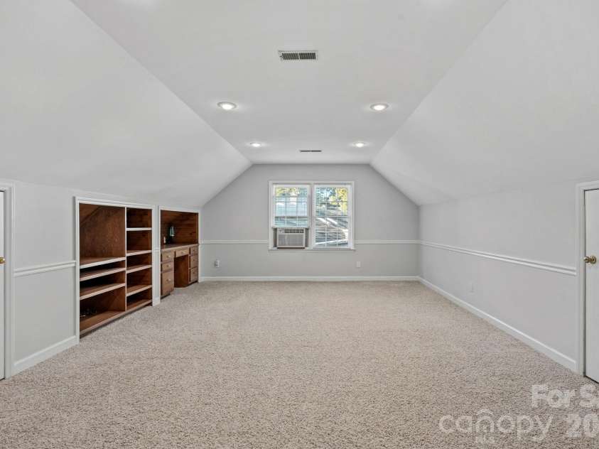 2716 Oldenway Drive, Charlotte, NC 28269.  MLS# CAR4433195, YatesRealty ID 57275. 