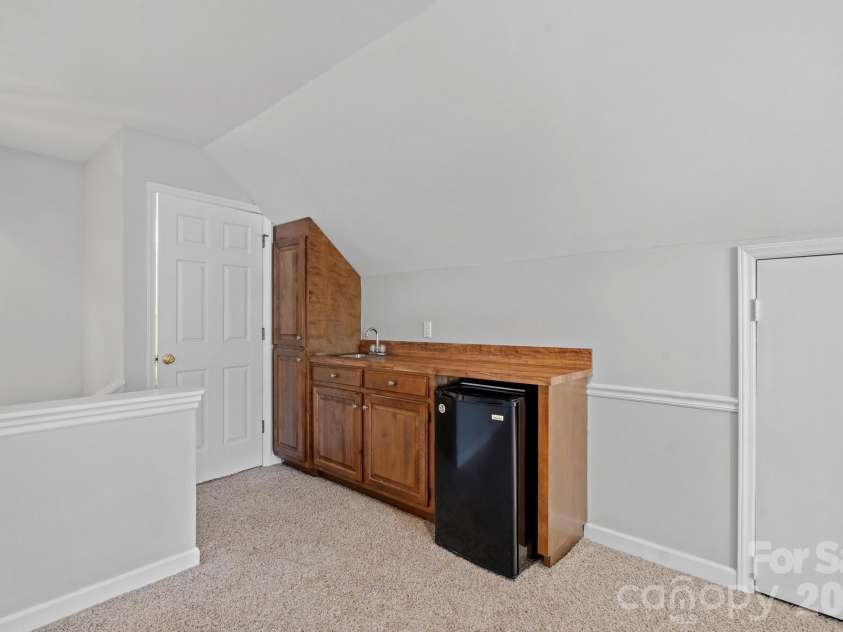 2716 Oldenway Drive, Charlotte, NC 28269.  MLS# CAR4433195, YatesRealty ID 57275. 