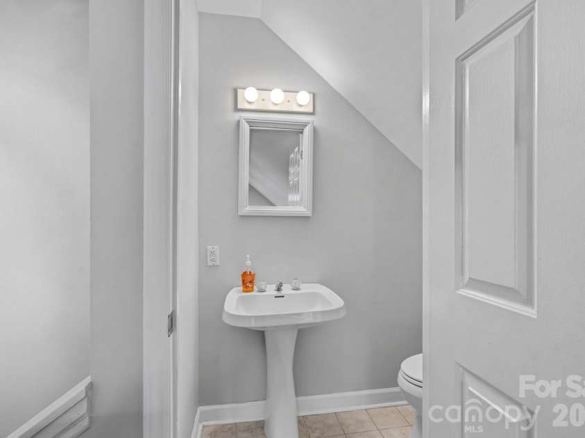 2716 Oldenway Drive, Charlotte, NC 28269.  MLS# CAR4433195, YatesRealty ID 57275. 