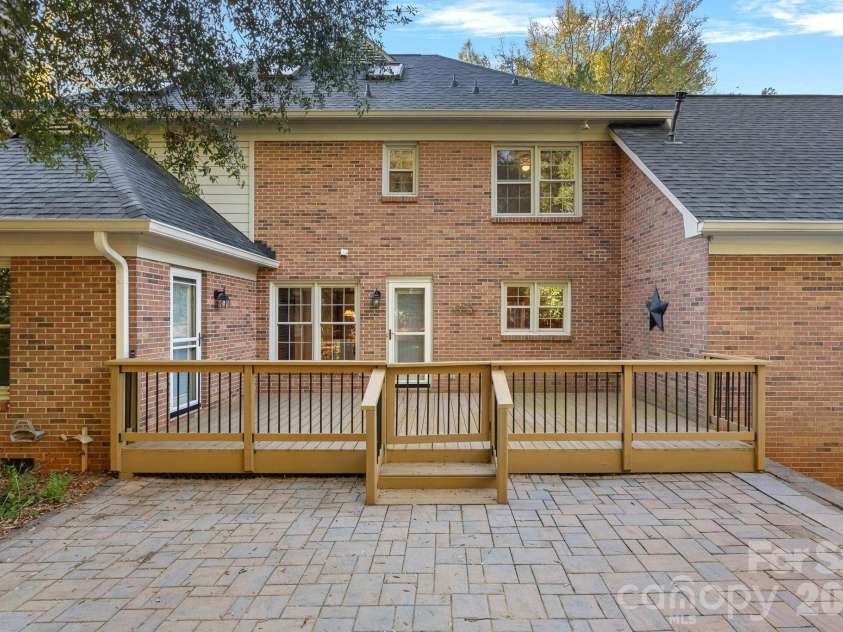 2716 Oldenway Drive, Charlotte, NC 28269.  MLS# CAR4433195, YatesRealty ID 57275. 