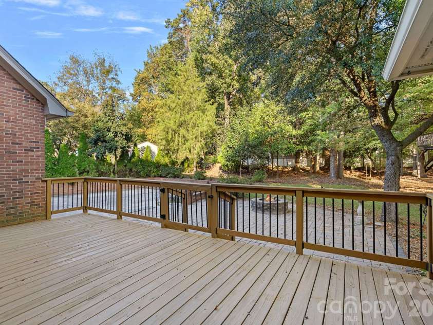 2716 Oldenway Drive, Charlotte, NC 28269.  MLS# CAR4433195, YatesRealty ID 57275. 