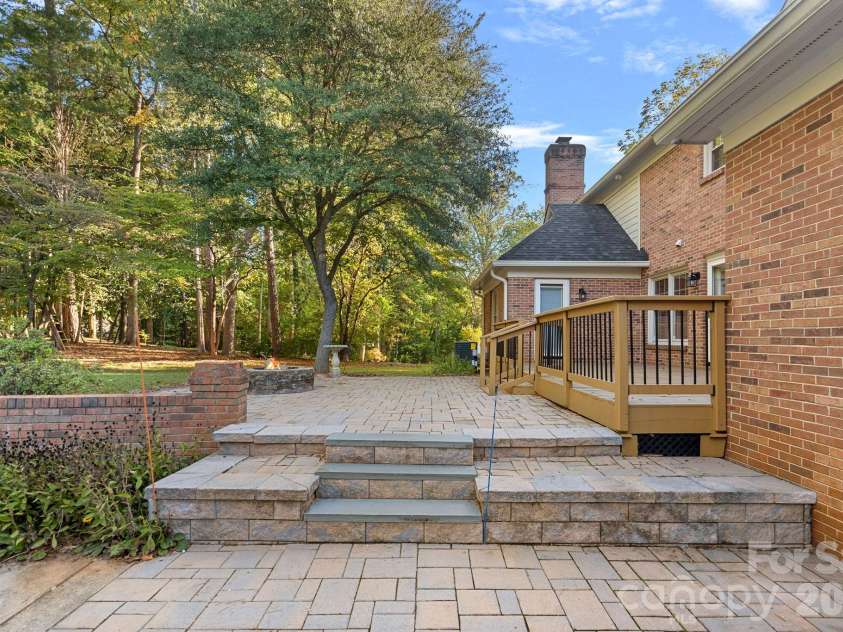 2716 Oldenway Drive, Charlotte, NC 28269.  MLS# CAR4433195, YatesRealty ID 57275. 