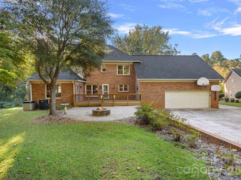2716 Oldenway Drive, Charlotte, NC 28269.  MLS# CAR4433195, YatesRealty ID 57275. 