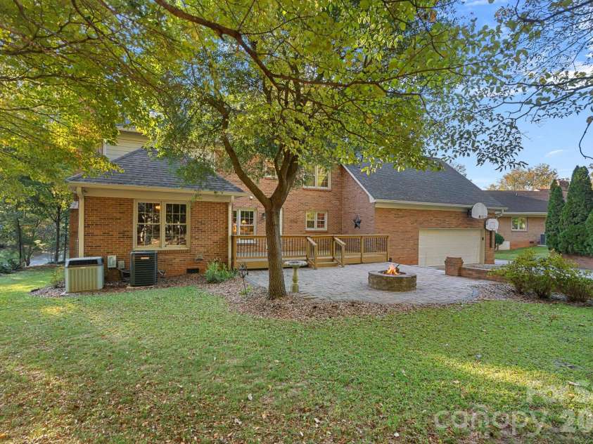 2716 Oldenway Drive, Charlotte, NC 28269.  MLS# CAR4433195, YatesRealty ID 57275. 