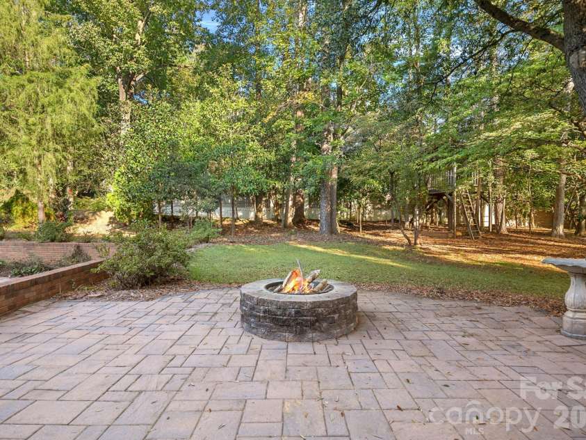 2716 Oldenway Drive, Charlotte, NC 28269.  MLS# CAR4433195, YatesRealty ID 57275. 