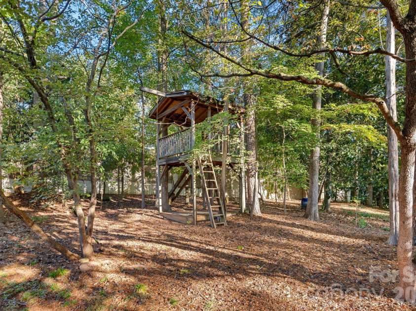 2716 Oldenway Drive, Charlotte, NC 28269.  MLS# CAR4433195, YatesRealty ID 57275. 