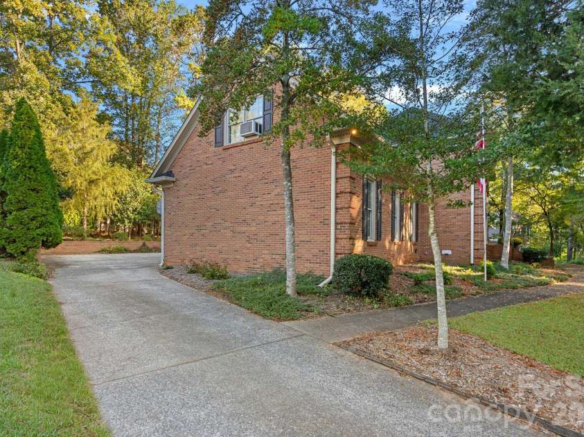 2716 Oldenway Drive, Charlotte, NC 28269.  MLS# CAR4433195, YatesRealty ID 57275. 