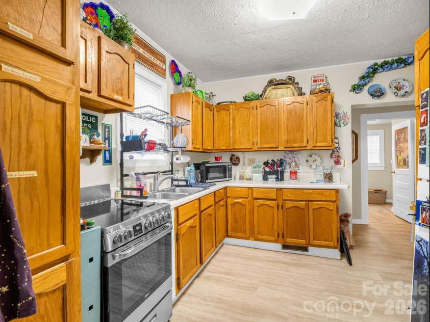 228 Stoney Mountain Road, Hendersonville, NC 28791.  MLS# CAR4434521, YatesRealty ID 57279. Unit B