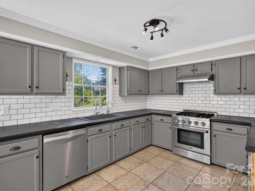12427 Woodside Falls Road, Pineville, NC 28134.  MLS# CAR4435585, YatesRealty ID 57280. 