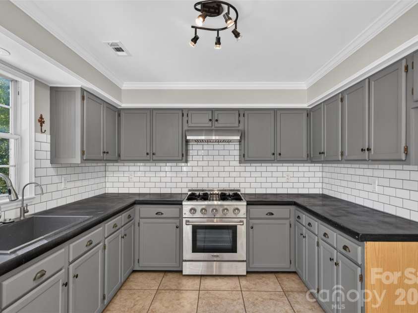12427 Woodside Falls Road, Pineville, NC 28134.  MLS# CAR4435585, YatesRealty ID 57280. 