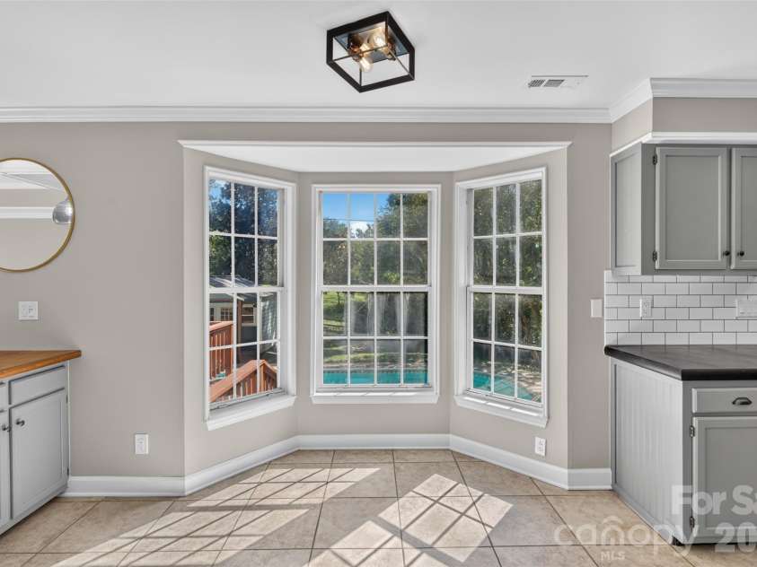 12427 Woodside Falls Road, Pineville, NC 28134.  MLS# CAR4435585, YatesRealty ID 57280. Eat in Kitchen