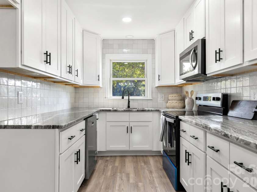 309 Catawba Circle, Matthews, NC 28104.  MLS# CAR4426793, YatesRealty ID 57294. 