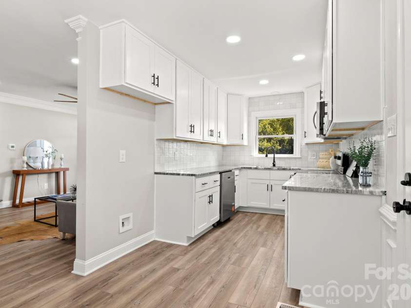 309 Catawba Circle, Matthews, NC 28104.  MLS# CAR4426793, YatesRealty ID 57294. 