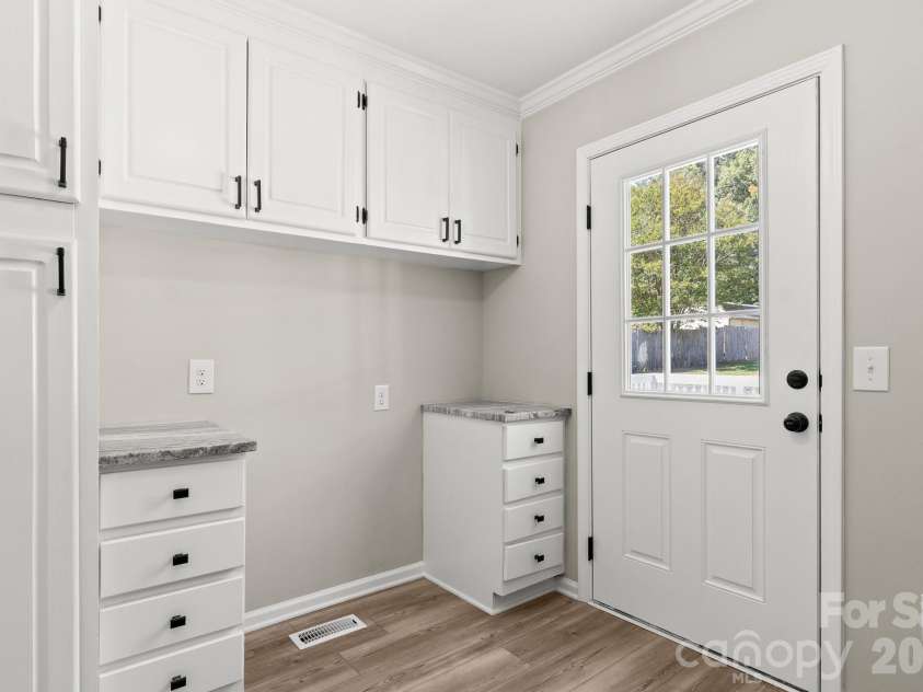 309 Catawba Circle, Matthews, NC 28104.  MLS# CAR4426793, YatesRealty ID 57294. 