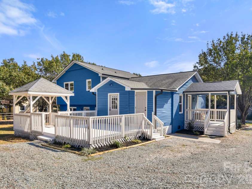 309 Catawba Circle, Matthews, NC 28104.  MLS# CAR4426793, YatesRealty ID 57294. 
