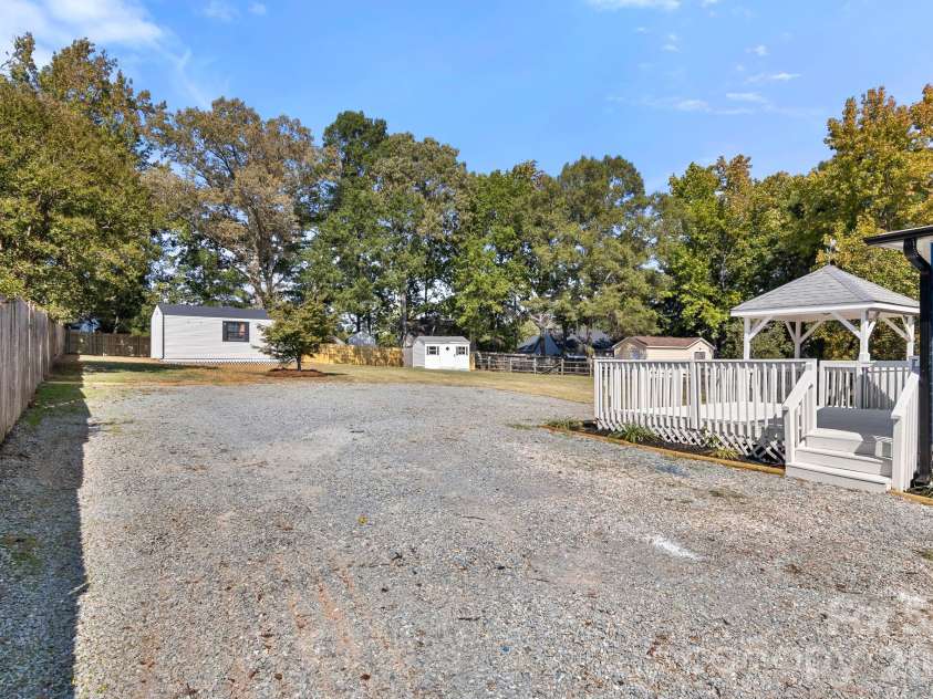 309 Catawba Circle, Matthews, NC 28104.  MLS# CAR4426793, YatesRealty ID 57294. 