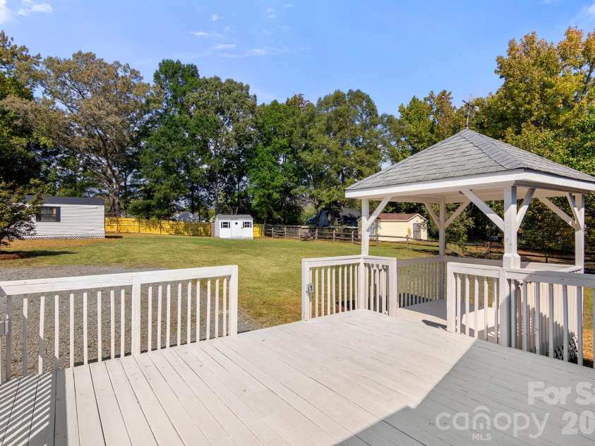 309 Catawba Circle, Matthews, NC 28104.  MLS# CAR4426793, YatesRealty ID 57294. 