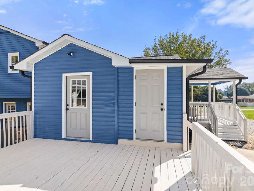 309 Catawba Circle, Matthews, NC 28104.  MLS# CAR4426793, YatesRealty ID 57294. 