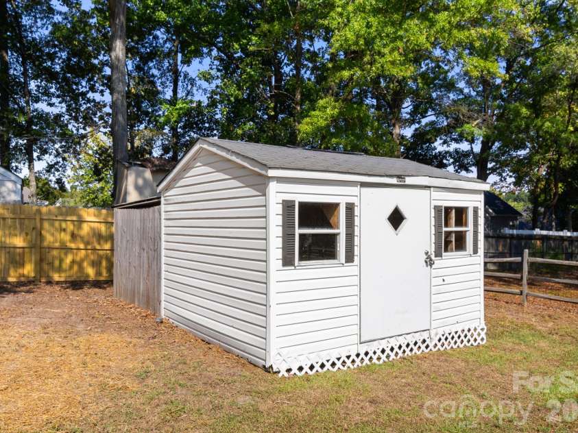 309 Catawba Circle, Matthews, NC 28104.  MLS# CAR4426793, YatesRealty ID 57294. 