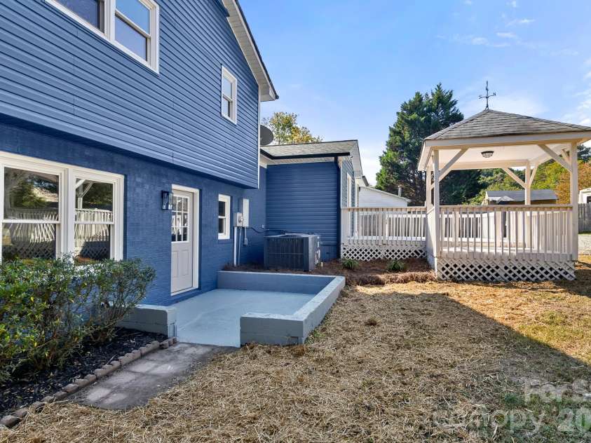 309 Catawba Circle, Matthews, NC 28104.  MLS# CAR4426793, YatesRealty ID 57294. 