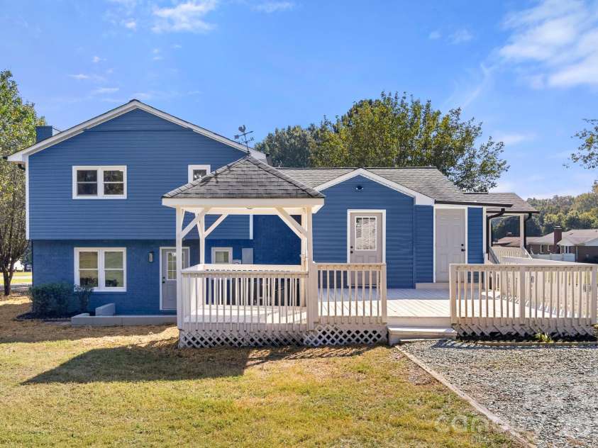 309 Catawba Circle, Matthews, NC 28104.  MLS# CAR4426793, YatesRealty ID 57294. 