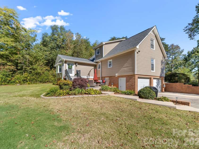 5020 Mandy Lane, Mount Holly, NC 28120.  MLS# CAR4433811, YatesRealty ID 57306. 
